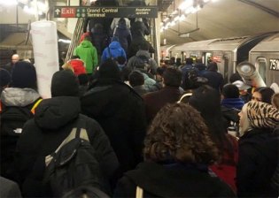 A dangerously crowded 7 train platform earlier this month. Photo: Luke Ohlson