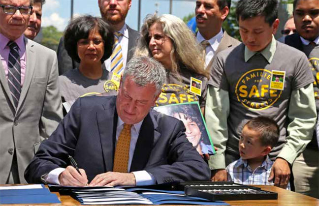 de blasio signing a bill