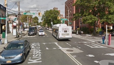 Kissena Boulevard at Holly Avenue in Queens, where a driver fatally struck 81-year-old Ping Xie. Image: Google Maps