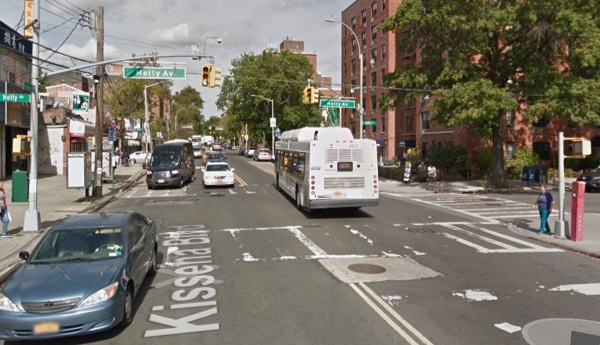 Kissena Boulevard at Holly Avenue in Queens, where a driver fatally struck 81-year-old Ping Xie. Image: Google Maps
