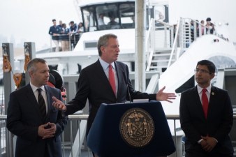 A city-enacted version of the Move NY toll reform plan would cut traffic and improve bus service, but Mayor de Blasio, shown here talking up his ferry system, has expressed no interest in it. Photo: Michael Appleton/NYC Mayor’s Office