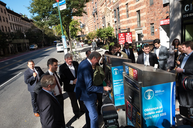 The mayor pays his fare before riding the M23-SBS route in October 2017. Photo: Edwin J. Torres/Mayoral Photography Office