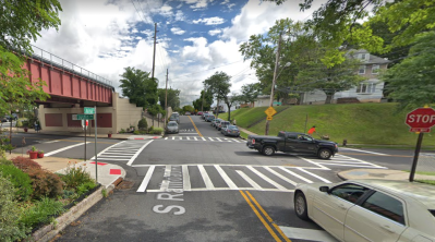 The Google street view shows that there is no signal at the intersection of Justin and South Railroad avenues in Staten Island.