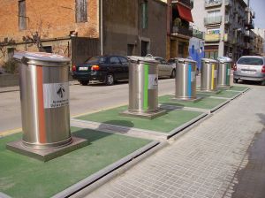 Underground trash containers in Barcelona, one model for the city's containerization pilot. Photo: https://commons.wikimedia.org/wiki/File:Reciclatge_Llinars_Catalunya.JPG