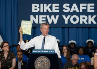 Mayor de Blasio shows off the Green Wave. File photo: Michael Appleton/Mayoral Photography Office