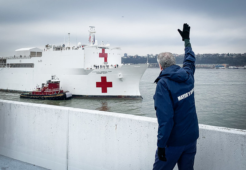 Mayor de Blasio welcomes the USNS Comfort on Monday. Photo: Michael Appleton/Mayoral Photography Office
