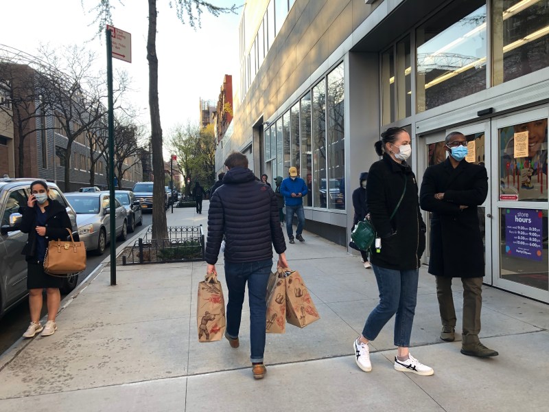 A crowded Manhattan sidewalk on April 22, 2020. Photo: Aliza Yaillen