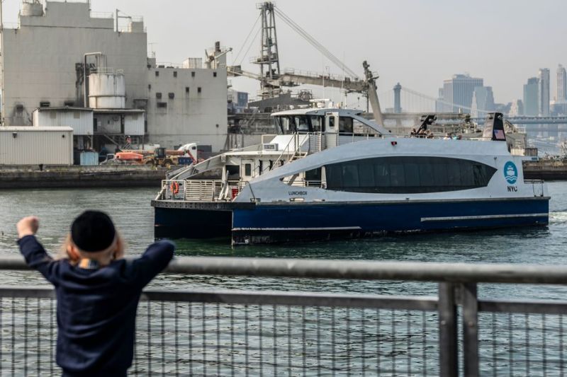 A Wall Street-bound ferry arrives at the South Williamsburg terminal, Sept. 25, 2020. Photo: Hiram Alejandro Durán/THE CITY