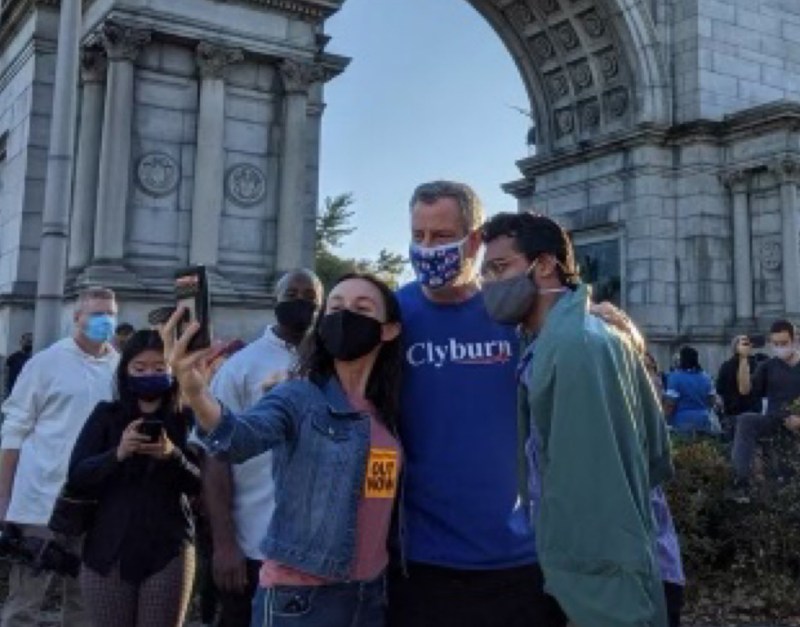 The mayor took post-Biden-victory selfies in Grand Army Plaza on Saturday. Photo: Mayor's office