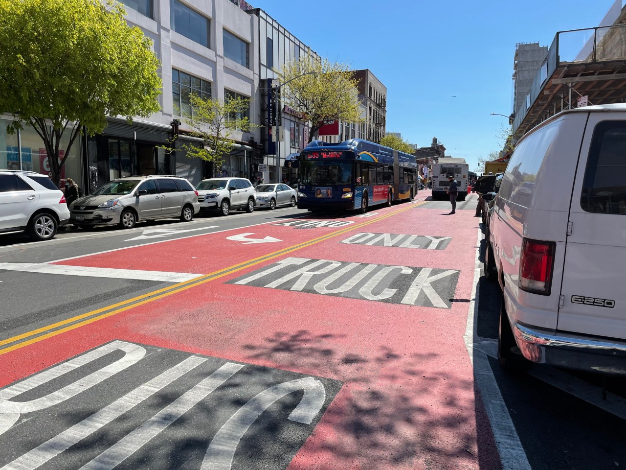 Buses ran well on the first day of the W. 181st St. Busway. Photo: Dave Colon