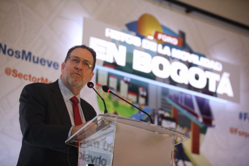 Michael Replogle in action at a conference in Bogota.