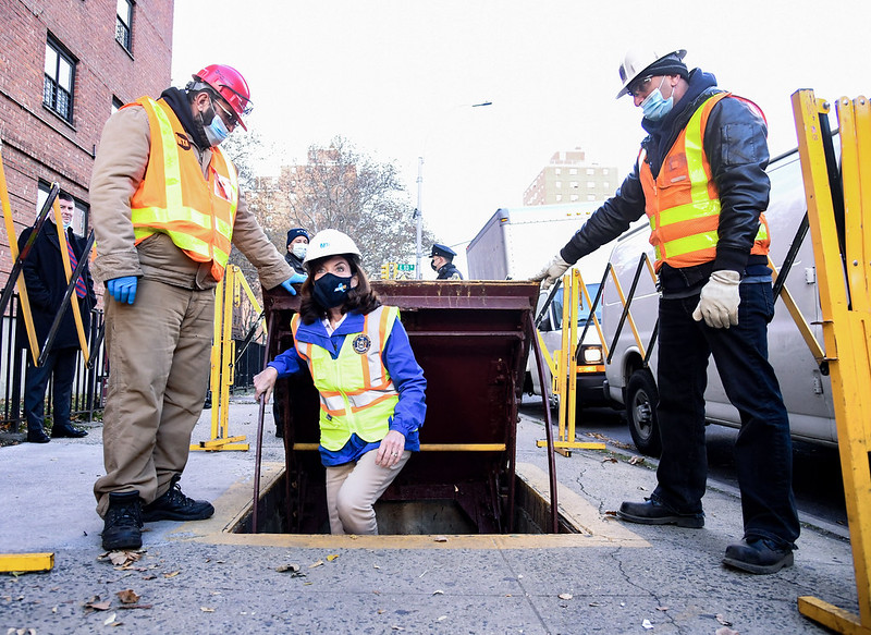 Gov. Hochul after he fact-finding mission on Tuesday. Photo: Marc A. Hermann / MTA