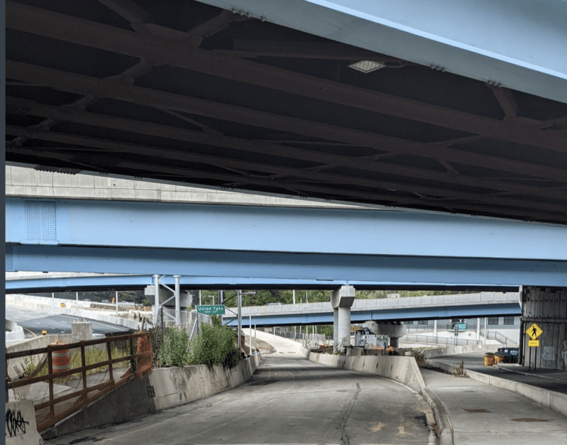 The entrance to the shared-use path, formerly the entrance to the Grand Central Parkway, from Park Drive East. Photo: Yehuda Pollack