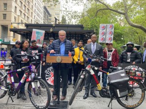 Sen. Chuck Schumer and Mayor Adams announced last month plans to turn vacant newsstands, like the one behind them, into charging hubs for delivery workers. Photo: Julianne Cuba