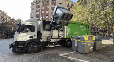 This kind of side-loading truck in Barcelona is not available in the United States ... yet. Photo: DSNY